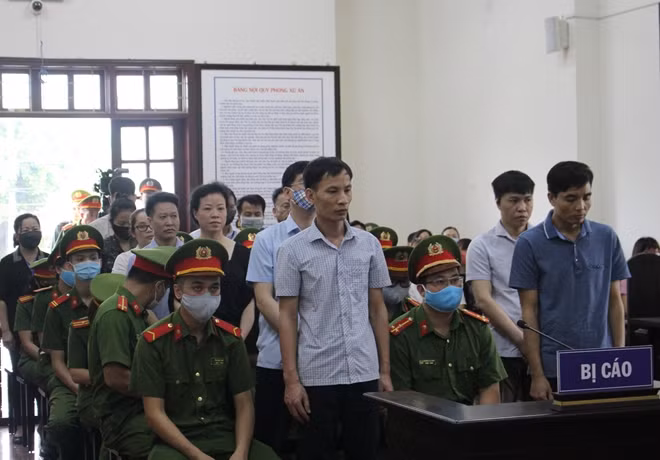 Các bị cáo nghe tuyên án.