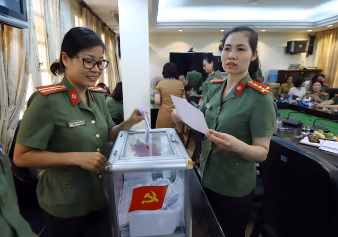 Hội viên Chi hội Nhà báo Báo CAND bỏ phiếu bầu.