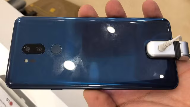 Ở phần cạnh trên mặt trước của G7, màn hình bị cắt khuyết đi một khoảng giống hệt iPhone X để lấy chỗ đặt các cảm biến cùng camera trước. Ngoài dấu ấn 'tai thỏ", các thông số về chiếc LG G7 này cũng được "lộ diện" với vi xử lý Snapdragon 845, 4GB RAM và 64 GB bộ nhớ trong. Ngoài ra, máy còn sở hữu viên pin dung lượng 3.000 mAh. Cấu hình này tương tự Galaxy S9. Ở phần cạnh trên mặt trước của G7, màn hình bị cắt khuyết đi một khoảng giống hệt iPhone X để lấy chỗ đặt các cảm biến cùng camera trước. Ngoài dấu ấn 'tai thỏ", các thông số về chiếc LG G7 này cũng được "lộ diện" với vi xử lý Snapdragon 845, 4GB RAM và 64 GB bộ nhớ trong. Ngoài ra, máy còn sở hữu viên pin dung lượng 3.000 mAh. Cấu hình này tương tự Galaxy S9.