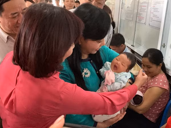 Bộ trưởng Nguyễn Thị Kim Tiến và bà Vũ Thị Thu Thủy thăm trẻ sơ sinh tại Khoa Sản.