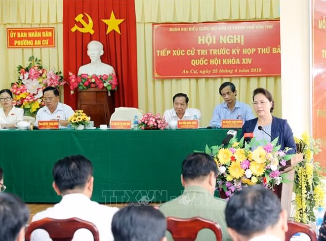 Chủ tịch Quốc hội Nguyễn Thị Kim Ngân phát biểu tại buổi tiếp xúc. Ảnh: Trọng Đức/TTXVN
