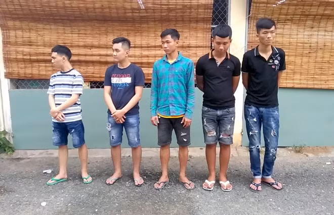Nhóm đối tượng tàng trữ hung khí tự chế.