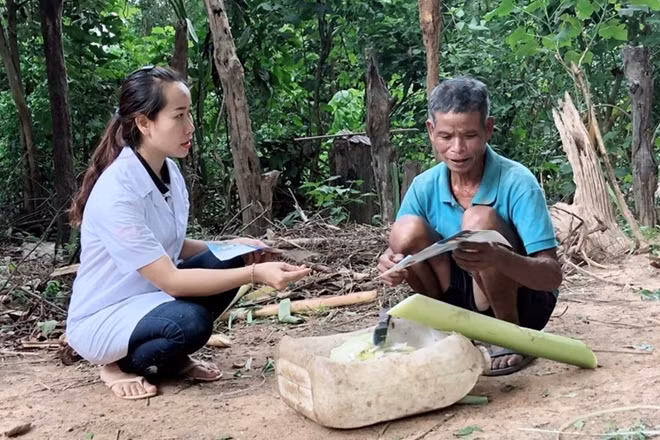 Cán bộ Y tế Hướng Hóa tuyên truyền, hướng dẫn người dân cách phòng ngừa bệnh dịch sốt xuất huyết.