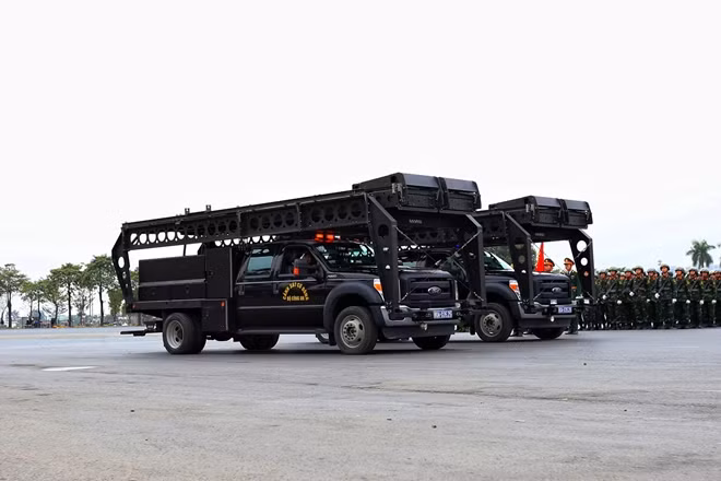 Đội hình xe Ford F550 Super Duty do Mỹ sản xuất. Khi về Việt Nam, những chiếc xe được trang bị thêm nhiều tính năng vũ trang và chống bạo động chuyên dụng phù hợp. Xe nặng hơn 8 tấn, dài 7,2m, có thể chở được 5 người trong cabin, 10 chiến sĩ trên nóc xe và thùng sau. Xe được trang bị động cơ mạnh, đạt tốc độ 90km/h. Xe lắp hệ thống giáp bọc thép cấp độ B6, có thể phóng thang đôi với độ vươn 7,6m tác chiến nhanh phục vụ công tác chống khủng bố tại sân bay, bến cảng, cao ốc...