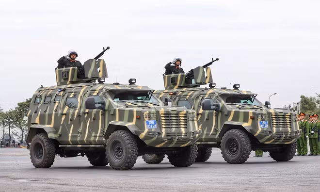 Hai chiếc bọc thép Guardian Tactical 4x4 do hãng IAG sản xuất mới được "biên chế" cho lực lượng cảnh sát cơ động lần đầu xuất hiện trong lễ xuất quân. Xe có sức chứa khoảng hơn chục người, trang bị vũ khí trên nóc và bên trong thân. Với loại phương tiện này, lực lượng cảnh sát cơ động sẽ có thêm các phương án huy động, hỗ trợ các loại xe bọc thép khác để chống khủng bố, giải cứu con tin.