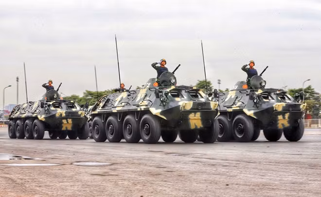Dàn xe bộ binh bánh lốp (BTR - 60PB) của Bộ Tư lệnh Thủ đô. Hỏa lực mạnh cộng với tính cơ động cao nên xe có thể chở bộ đội tác chiến trên nhiều địa hình và làm nhiệm vụ chống bạo loạn.