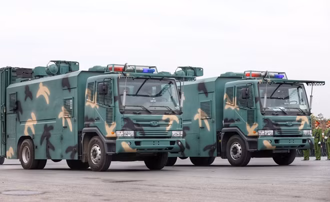 Các loại xe xử lý bom mìn, xử lý sự cố hóa học, xe phá sóng và xe chở rào thép gai tham gia tổng duyệt.