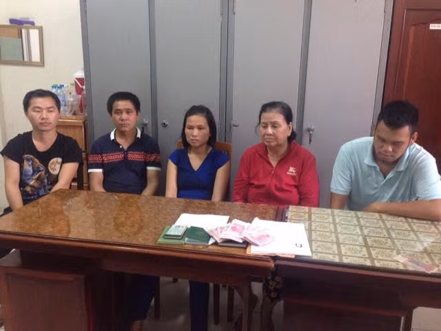 Đường dây môi giới chồng ngoại do Bảnh tổ chức bị bắt quả tang. Đường dây môi giới chồng ngoại do Bảnh tổ chức bị bắt quả tang.