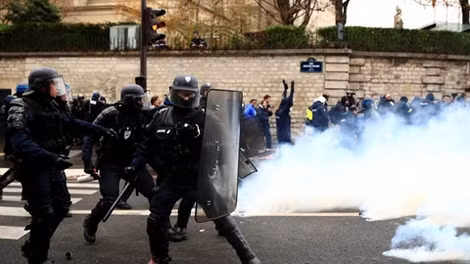 Cảnh sát Pháp trong cuộc đụng độ với người biểu tình ở thủ đô Paris.