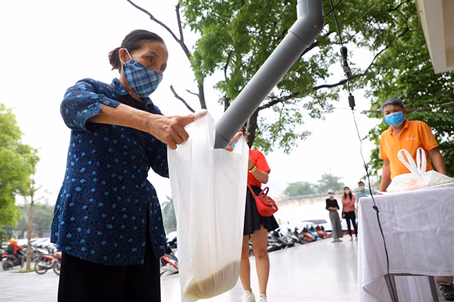 Chia sẻ về cây ATM gạo đầu tiên tại Hà Nội, ông Nguyễn Mạnh Hùng (đơn vị tài trợ chương trình) cho biết, cây ATM gạo này được lên ý tưởng và thực hiện chỉ trong có hai ngày. Người dân khi đến điểm lấy gạo có thấy lấy được 3 kg gạo và cách thức lấy gạo không phải bấm nút, mà là dùng chân ấn vào bàn đạp (thiết bị kết nối với máy tự động nhả gạo). Điều này sẽ góp phần hạn chế tiếp xúc, lây lan dịch bệnh COVID-19.