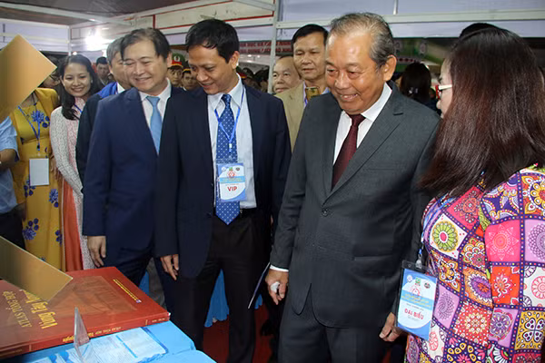 Phó Thủ tướng Thường trực Trương Hòa Bình tham quan các gian trưng bày tại sự kiện.