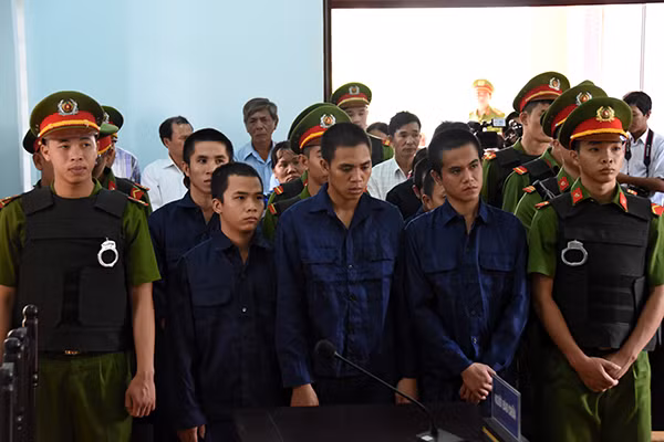 Các bị cáo nghe tòa tuyên án. Các bị cáo nghe tòa tuyên án.
