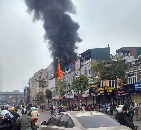Ngọn lửa cùng khói đen từ vụ cháy. Ảnh: H.B.h. Ngọn lửa cùng khói đen từ vụ cháy. Ảnh: H.B.h.