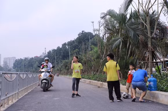 Xe máy chen chân vào tuyến đường đi bộ và xe đạp trên đường Láng