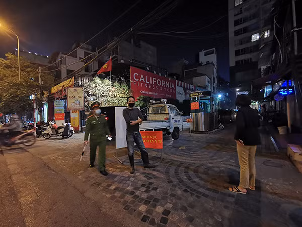 Chiều 4/2, Ban Chỉ đạo Quốc gia Phòng chống dịch COVID-19 cho biết có thêm 9 ca mắc mới COVID-19, trong cộng đồng đều ghi nhận tại Hà Nội, Hải Dương, Quảng Ninh, Bình Dương và Gia Lai. Trường hợp nhiễm COVID-19 mới là F1 của BN 1883, là chị V.H.H., SN 1975, ở Chung cư 88 Láng Hạ, phường Láng Hạ, Đống Đa; là nhân viên Ngân hàng Public Bank tại D8, Trần Huy Liệu, Giảng Võ, Ba Đình.
