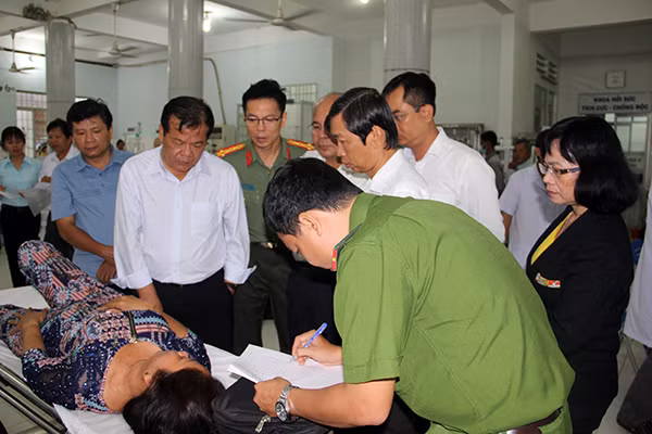 Chủ tịch UBND tỉnh Phạm Văn Tân cùng đoàn công tác thăm hỏi các bệnh nhân tại Bệnh viện Đa khoa tỉnh Tây Ninh.