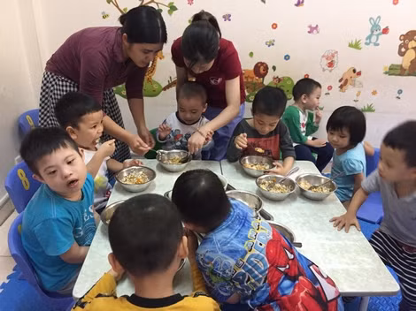 Cho các em ăn cũng là công việc không đơn giản đối với các cô.