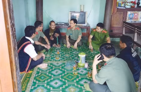 Các CBCS Công an Tây Trà luôn bám sát cơ sở, phối hợp với già làng đảm bảo ANTT địa phương. Các CBCS Công an Tây Trà luôn bám sát cơ sở, phối hợp với già làng đảm bảo ANTT địa phương.