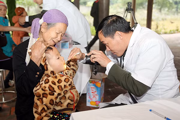 Bác sĩ bệnh xá Công an tỉnh Bắc Giang khám bệnh cho người dân