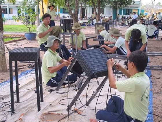 Tổ chức dạy nghề cho học viên cai nghiện ở trung tâm Nhị Xuân, huyện Hóc Môn.