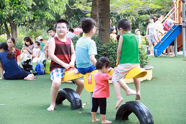 Với việc rất nhiều công viên được cải tạo thêm thảm cỏ xanh nhân tạo cùng nhiều trò chơi ngoài chơi đã thu hút được rất đông các em nhỏ. Với việc rất nhiều công viên được cải tạo thêm thảm cỏ xanh nhân tạo cùng nhiều trò chơi ngoài chơi đã thu hút được rất đông các em nhỏ.