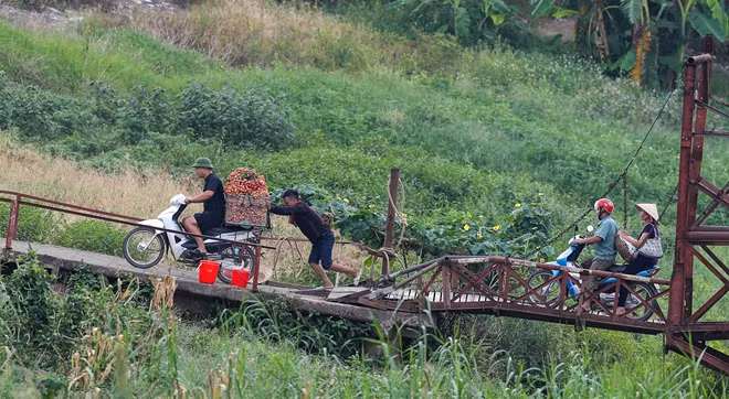 Cây cầu nhỏ, hẹp, đường lên xuống cầu có độ dốc lớn nên hầu như các xe chở vải sau khi ra khỏi cầu đều cần có người đẩy giúp lên khỏi dốc.