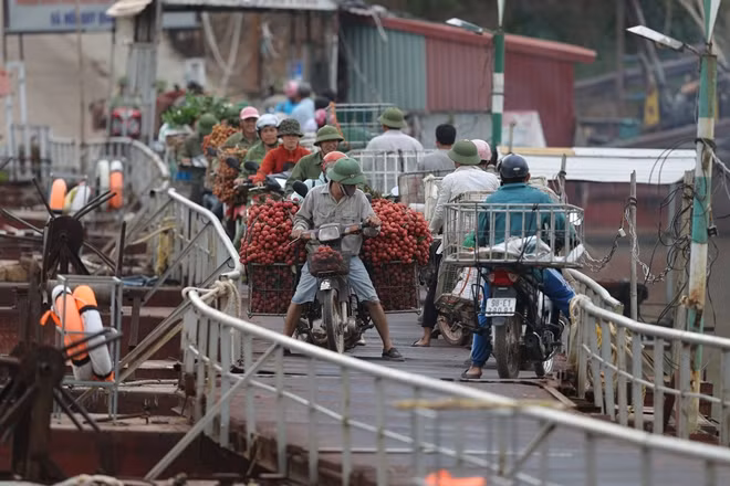 Cây cầu nhỏ hẹp khiến việc di chuyển gặp nhiều khó khăn.