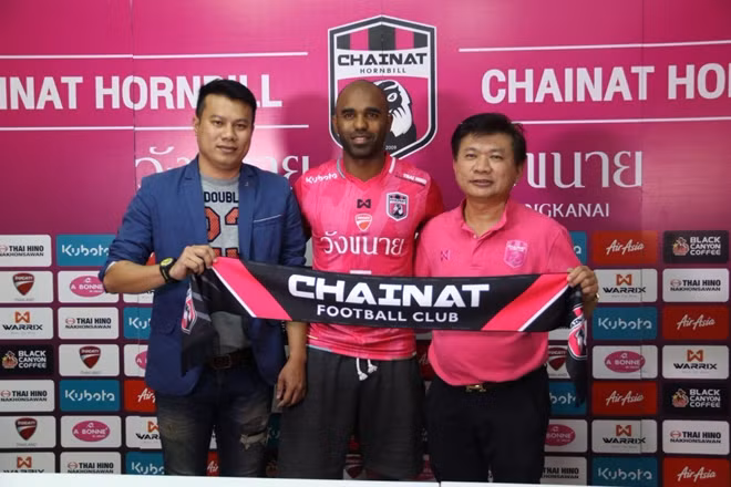 Sinama Pongolle trong lễ ký hợp đồng với Chainat.