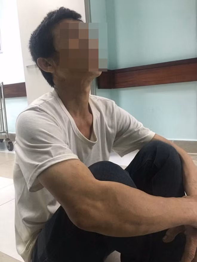 Ông Nguyễn Văn Q. nghẹn ngào kể về vụ việc.
