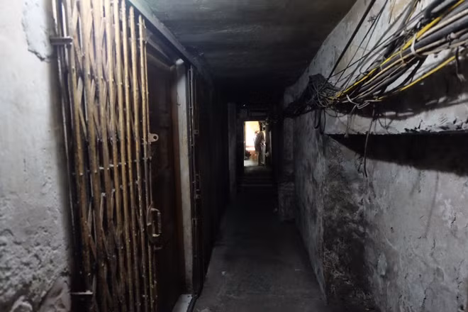 Con đường nhỏ hẹp vào nhà ông Cao.