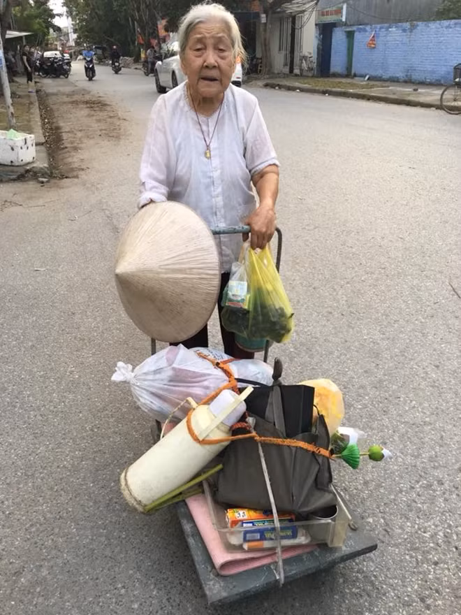 Trước khi vào "Ngôi nhà yêu thương", bà Gái vẫn phải đi nhặt phế liệu để mưu sinh.