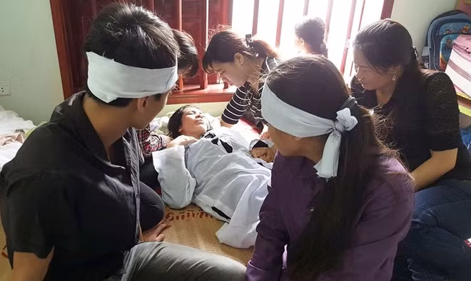 Người dân chia buồn, động viên gia đình nạn nhân