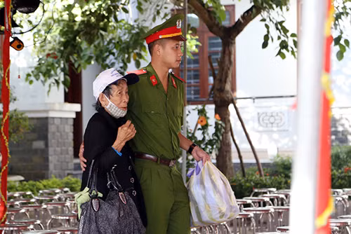 Học viên Học viện CSND đón tiếp bà con nhân dân, thân nhân của thương binh – liệt sỹ