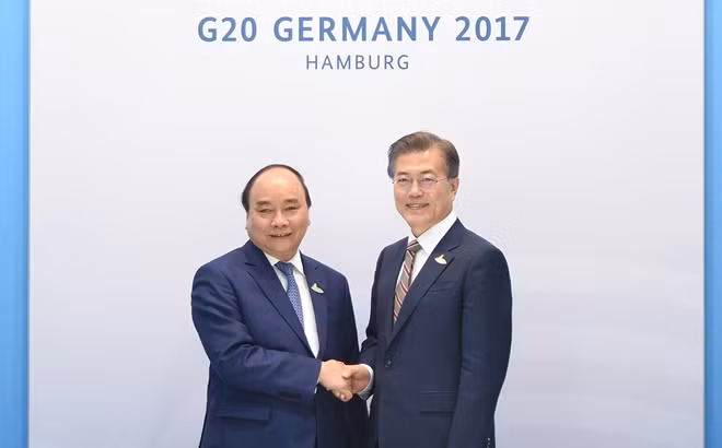 Thủ tướng Nguyễn Xuân Phúc và Tổng thống Hàn Quốc Moon Jae-in. - Ảnh: VGP/Quang Hiếu