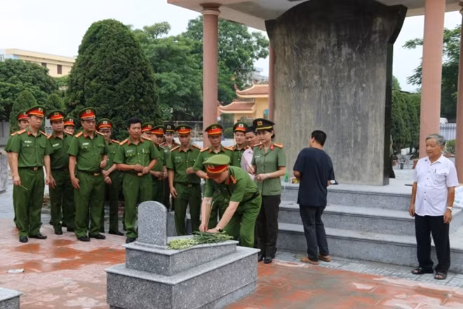 Đoàn công tác Phòng CSHS Công an TP Hà Nội dâng hương trước phần mộ