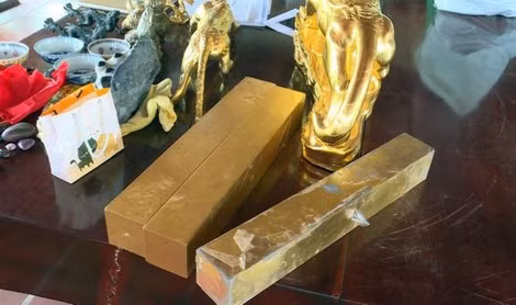 Cơ quan Công an thu giữ các khối vàng giả được vợ chồng Vũ Thị Hoà thuê đúc để mang đi lừa đảo, chiếm đoạt tài sản. Cơ quan Công an thu giữ các khối vàng giả được vợ chồng Vũ Thị Hoà thuê đúc để mang đi lừa đảo, chiếm đoạt tài sản.