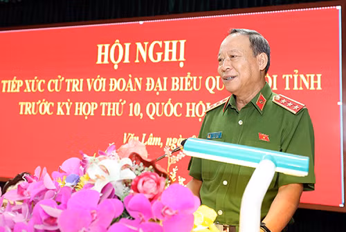 Thứ trưởng Lê Quý Vương phát biểu tại buổi tiếp xúc cử tri huyện Văn Lâm