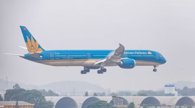 9h30 sáng 8/9, chuyến bay số hiệu VN5062 của hãng hàng không Vietnam Airlines hạ cánh xuống sân bay Nội Bài (Hà Nội).