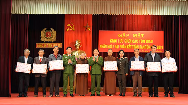 Ban Giám đốc Công an tỉnh Yên Bái tặng quà cho các cho các vị chức sắc, chức việc có uy tín trên địa bàn tỉnh. Ban Giám đốc Công an tỉnh Yên Bái tặng quà cho các cho các vị chức sắc, chức việc có uy tín trên địa bàn tỉnh.