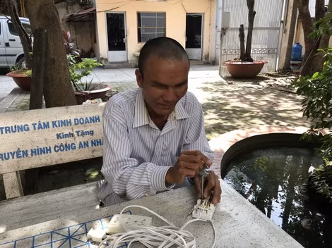 Anh Minh tự lắp ráp ổ cắm điện.