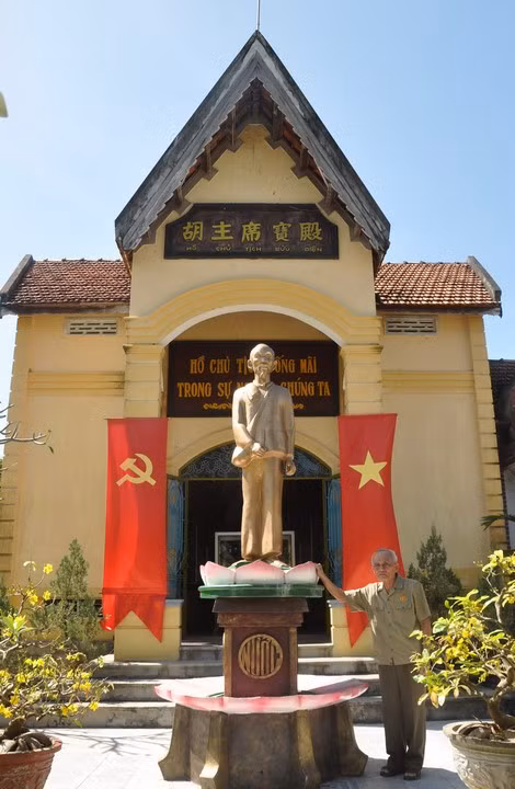 Tượng Bác Hồ phía trước nhà thờ và khu trưng bày tư liệu, hình ảnh, hiện vật về Bác.