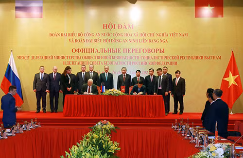 Dưới sự chứng kiến của Bộ trưởng Tô Lâm và Thư ký Hội đồng An ninh Liên bang Nga Patrushev Nikolai Platonovich, Trung tướng Lương Tam Quang, Thứ trưởng Bộ Công an và ngài Vnukov K.V, Đại sứ Liên bang Nga tại Việt Nam đã ký “Bản ghi nhớ về hợp tác giữa Bộ Công an nước Cộng hòa xã hội chủ nghĩa Việt Nam và Ủy ban Điều tra Liên bang Nga”. Dưới sự chứng kiến của Bộ trưởng Tô Lâm và Thư ký Hội đồng An ninh Liên bang Nga Patrushev Nikolai Platonovich, Trung tướng Lương Tam Quang, Thứ trưởng Bộ Công an và ngài Vnukov K.V, Đại sứ Liên bang Nga tại Việt Nam đã ký “Bản ghi nhớ về hợp tác giữa Bộ Công an nước Cộng hòa xã hội chủ nghĩa Việt Nam và Ủy ban Điều tra Liên bang Nga”.