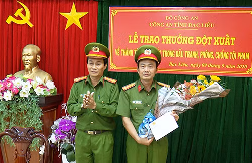 Đại tá Ngô Thành Thật, Phó Giám đốc Công an tỉnh trao thưởng cho Ban Chuyên án
