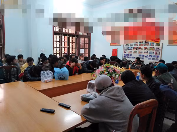 Các đối tượng tại cơ quan công an. Các đối tượng tại cơ quan công an.