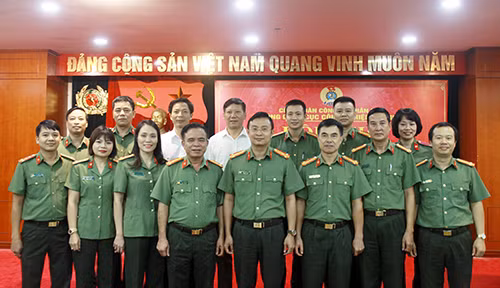 Thượng tá Nguyễn Mạnh Cường, Phó Cục trưởng Cục CNAN và các đại biểu tại Hội nghị