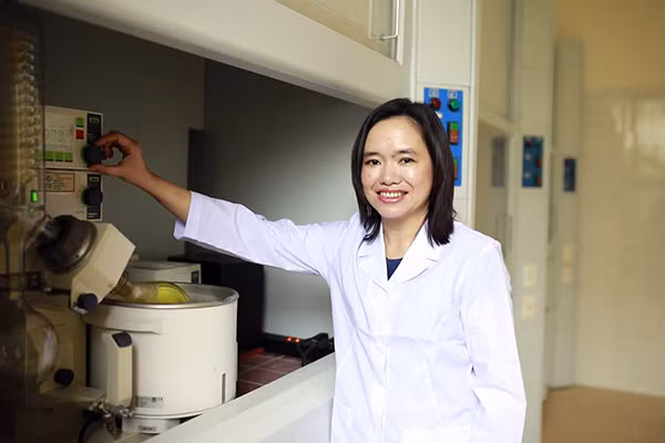 TS. Hà Phương Thư trong buổi công bố chế tạo thành công Phức hệ Nano FGC về hỗ trợ điều trị ung thư. TS. Hà Phương Thư trong buổi công bố chế tạo thành công Phức hệ Nano FGC về hỗ trợ điều trị ung thư.