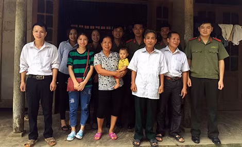 Đoàn viên thanh niên đến thăm và tặng quà cho gia đình ông Nguyễn Văn Toàn – Thương binh nhiễm chất độc màu da cam trong kháng chiến chống Mỹ tại thôn 2, xã Yên Thàn, huyện Yên Bình