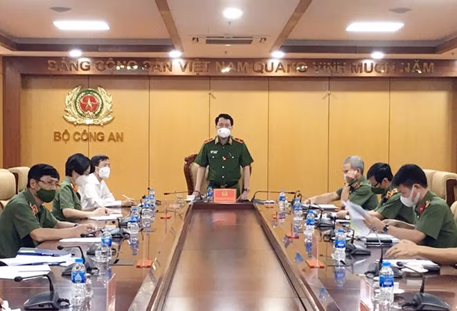 Thứ trưởng Lê Quốc Hùng phát biểu tại điểm cầu Bộ chỉ huy tiền phương của Bộ Công an tại phía Nam.