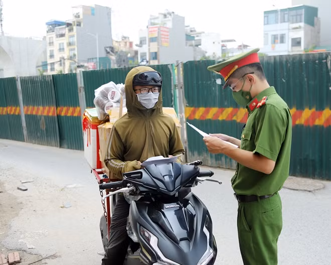 Một trường hợp khác được lực lượng chức năng dừng kiểm tra sau đó vài phút.