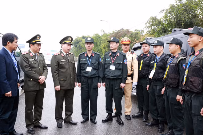 Thứ trưởng Bùi Văn Nam kiểm tra và đôn đốc cán bộ chiến sỹ tham gia bảo vệ an ninh Hội nghị thượng đỉnh Mỹ Triều